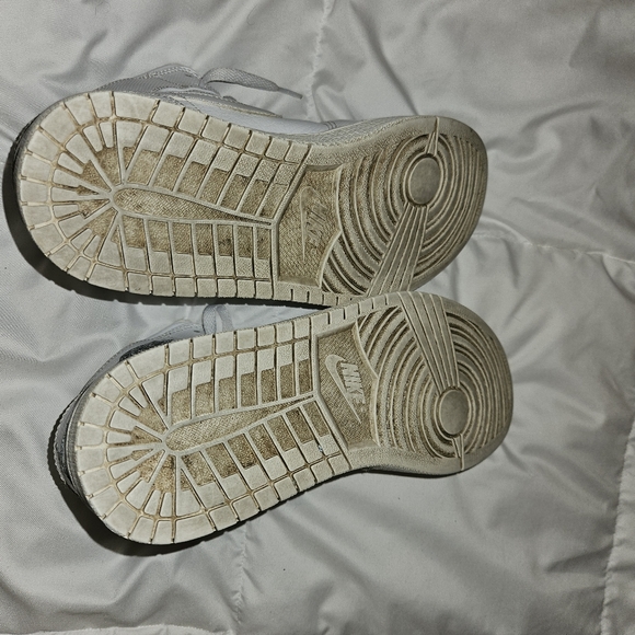 Nike 2016 Air Jordan 1's mids - Picture 2 of 3